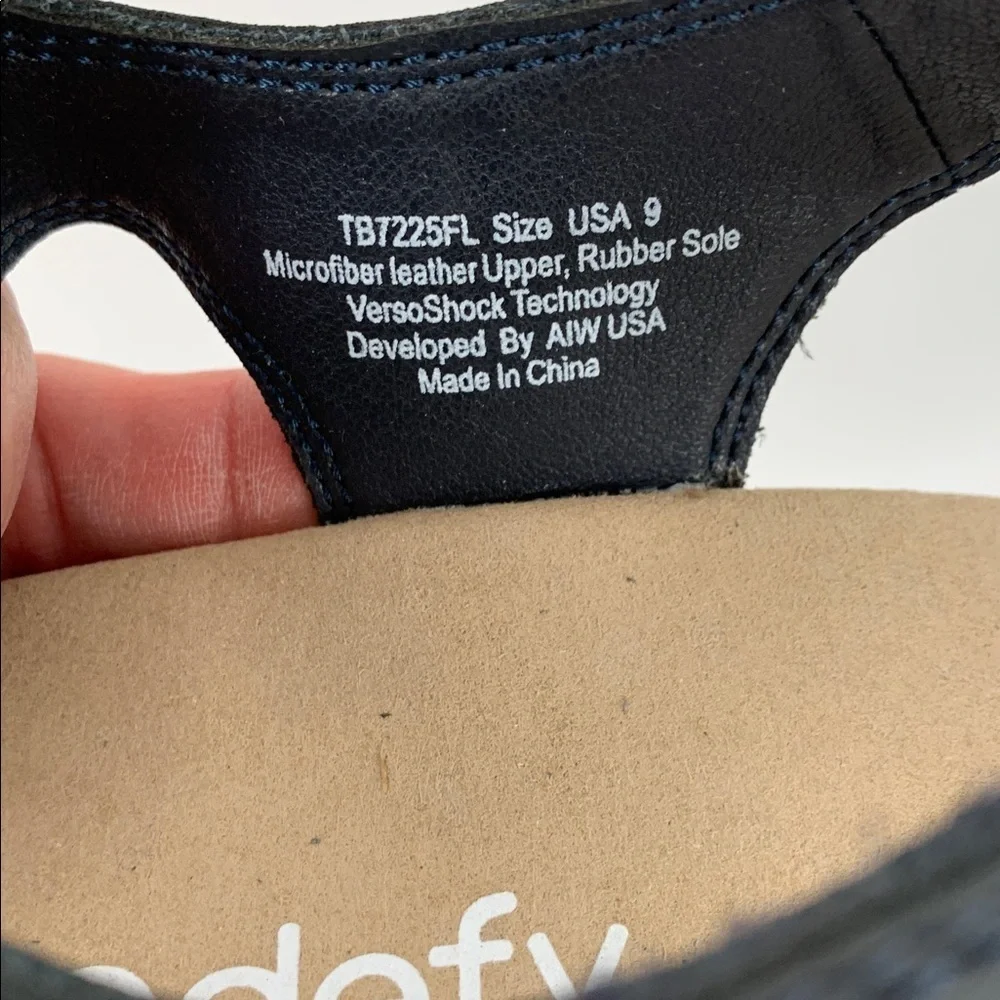 Gdefy Dyfor t-strap comfort sandals strap Gravity Defying leather black new 9